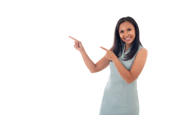 Gülümseyen Asyalı Beyaz Kadın Iki Elini Parmaklarını Kenarı Işaret Ediyor — Stok fotoğraf