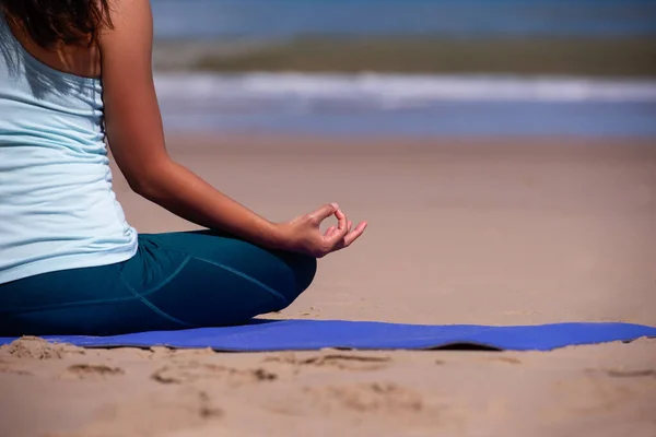 Nsanlar Fitness Spor Sağlıklı Yaşam Tarzı Konsepti Tropik Plajda Meditasyon — Stok fotoğraf