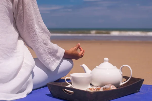 Menschen Und Freizeitkonzept Junge Asiatische Frau Meditiert Und Trinkt Tee — Stockfoto