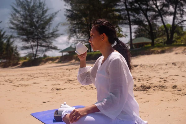 Nsanlar Eğlence Anlayışı Tropikal Plajda Meditasyon Yapan Çay Içen Kadınlar — Stok fotoğraf