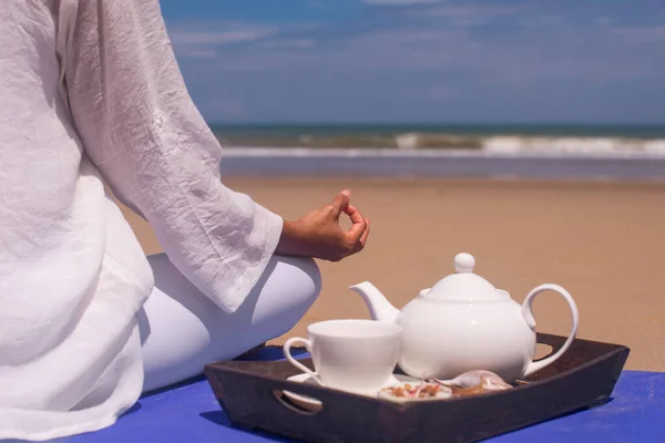 Gente Ocio Concepto Joven Mujer Asiática Meditando Bebiendo Playa Tropical Fotos de stock