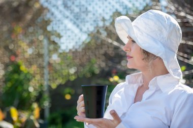 Bahçedeki Kupası kadınla