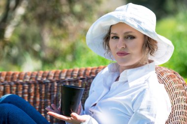 Bahçedeki Kupası kadınla