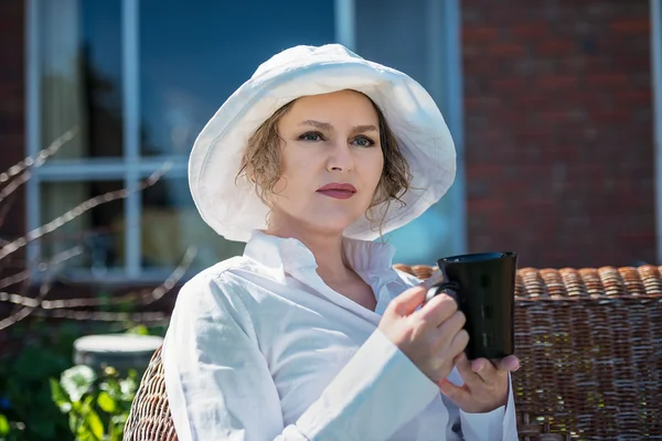 Woman  with cup  in the garden — Stock Photo, Image