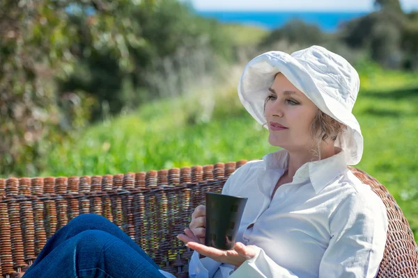 Bahçedeki Kupası kadınla