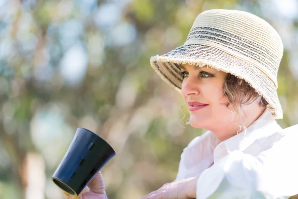 Woman  with cup of coffee  in nature — Stock Photo, Image
