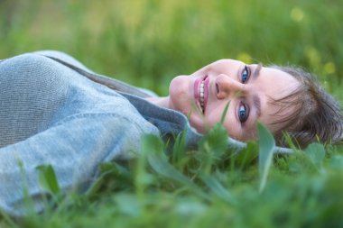 Doğada çim döşeme kadın