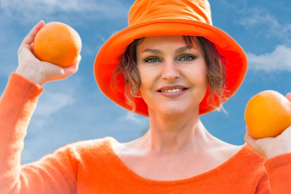 Woman holding  two  oranges — Stock Photo, Image