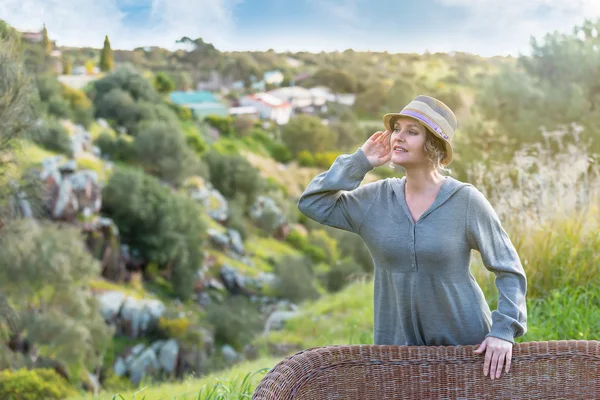 Mujer en la naturaleza mirando lejos — Foto de Stock