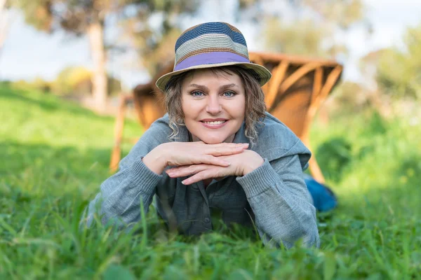 Woman laying on the grass in nature — Stock Photo, Image