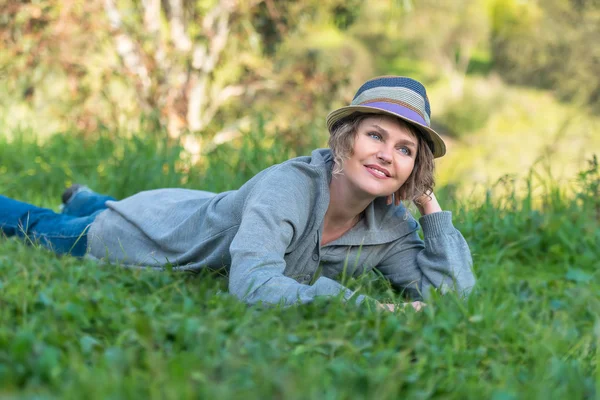 Woman laying on the grass in nature — Stock Photo, Image