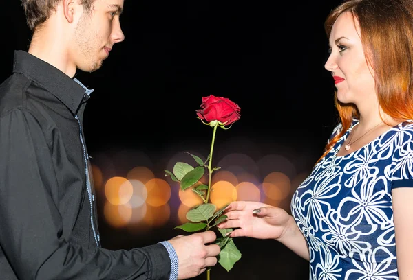 Paar beim Dating auf abstraktem Hintergrund — Stockfoto