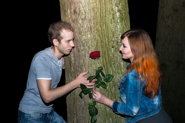 Couple looking to each other — Stock Photo, Image