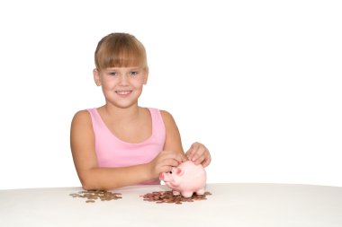 Kumbara izole tablo ile gülümseyen kız