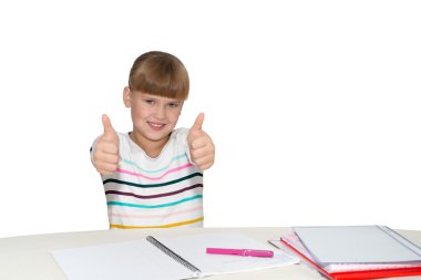 Başparmak izole gösteren gülümseyen kız