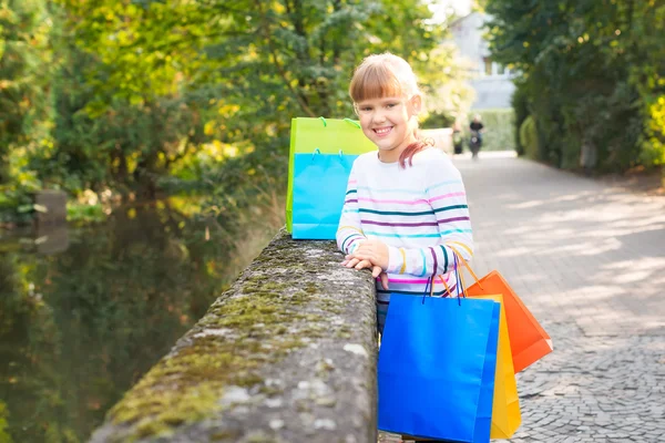공원에서 쇼핑 후 행복 한 어린 소녀 — 스톡 사진