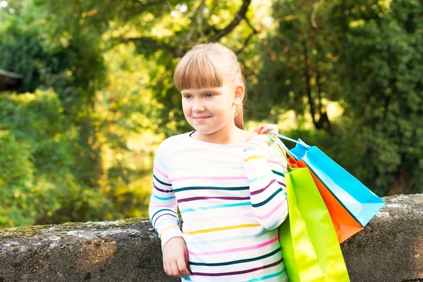 Niña feliz después de ir de compras en el parque —  Fotos de Stock