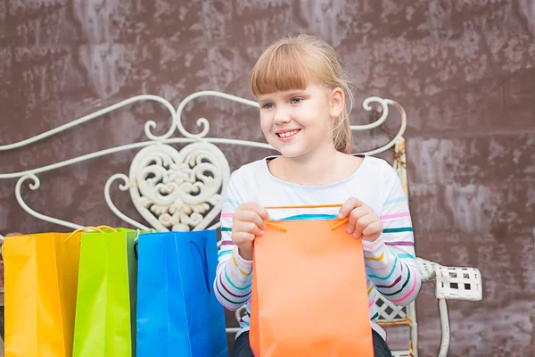 Szczęśliwa dziewczynka po zakupy — Zdjęcie stockowe