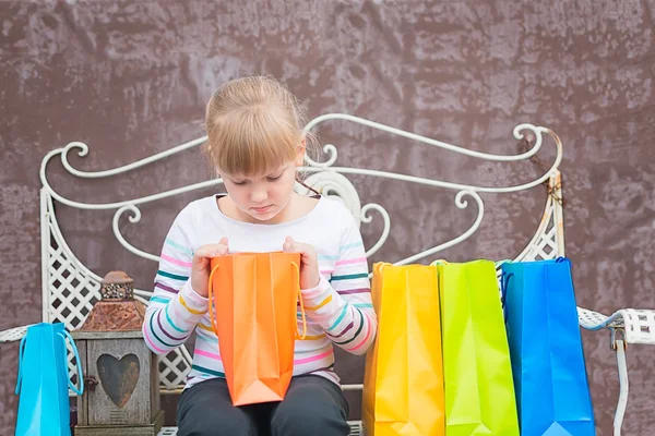 Niña curiosa mirando en la bolsa —  Fotos de Stock