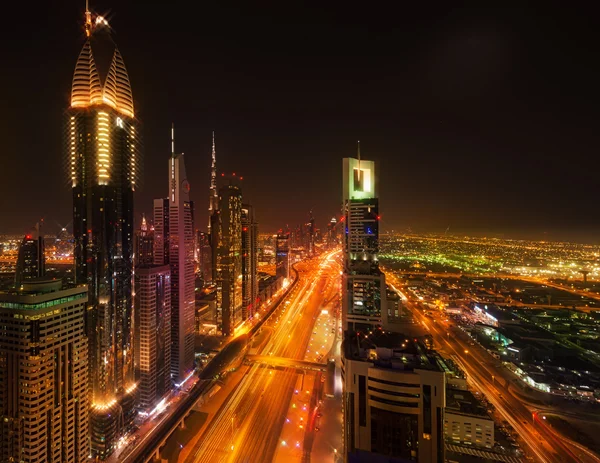 Sheikh Zayed Road à noite, Dubai — Fotografia de Stock