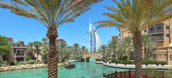 Panorama do Burj Al Arab hotel Madinat Jumeirah em Dubai com palmas — Fotografia de Stock