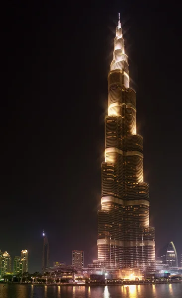 Burj Al-Khalifa é o edifício mais alto do Dubai — Fotografia de Stock