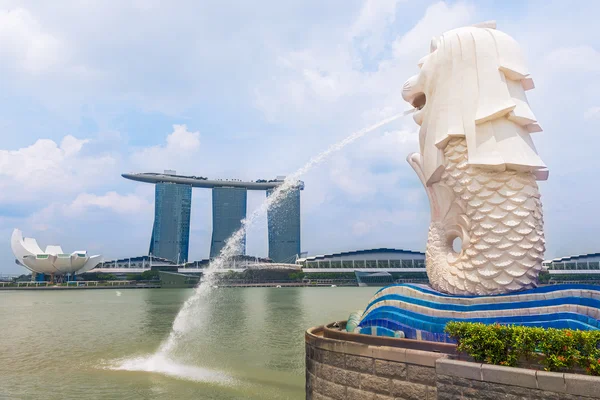 La fuente Merlion y Marina Bay Sands Resort — Foto de Stock