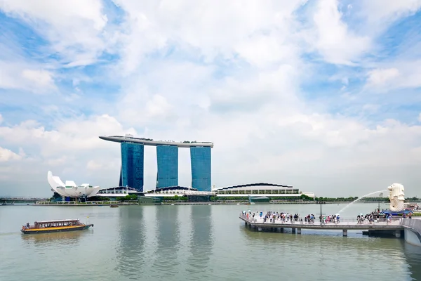 Fuente Marlion y Marina Bay Sands Resort Hotel en Singapur — Foto de Stock