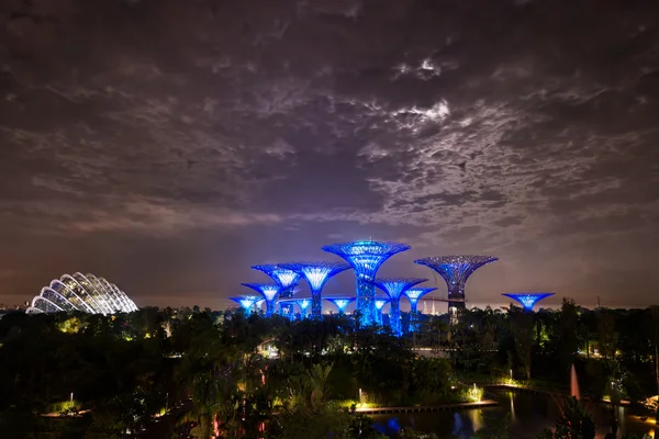 Jardín nocturno junto a la bahía en Singapur — Foto de Stock