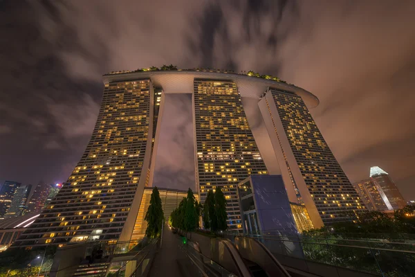 Marina Bay Sands Resort Hotel à noite em Singapura — Fotografia de Stock