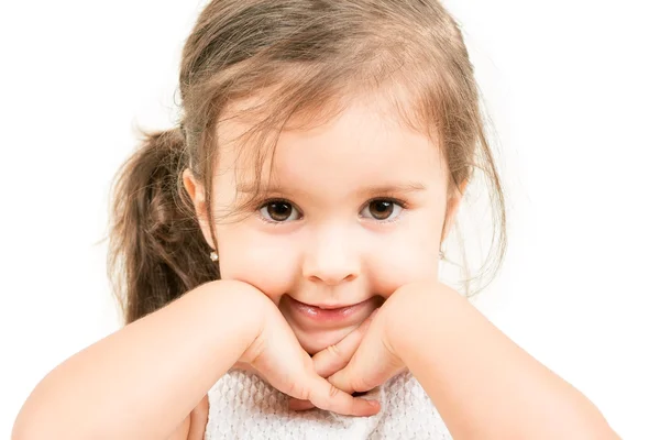 Портрет милой маленькой девочки с изолированными руками под подбородком — стоковое фото