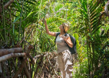 Tropikal ormanda hiking kadın