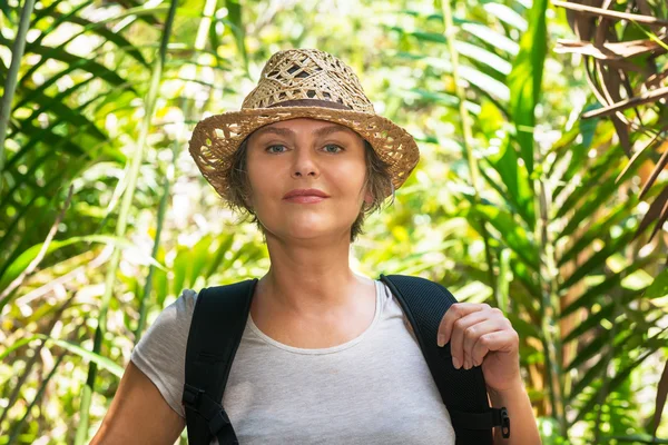 女人在热带森林里徒步旅行 — 图库照片