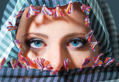 Güzel bir kadın portresi sc giyiyor mavi gözleriyle kapatın