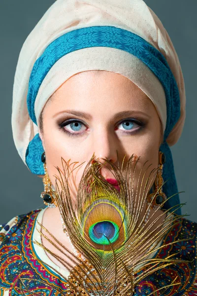 Zblízka portrét krásné ženy s modrýma očima, nošení sc — Stock fotografie