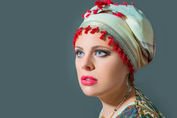 Close up portrait of beautiful  woman  with blue  eyes wearing sc — Stock Photo, Image