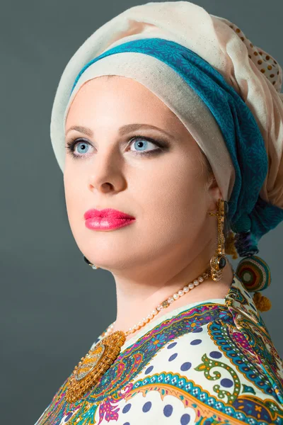 Zblízka portrét krásné ženy s modrýma očima, nošení sc — Stock fotografie