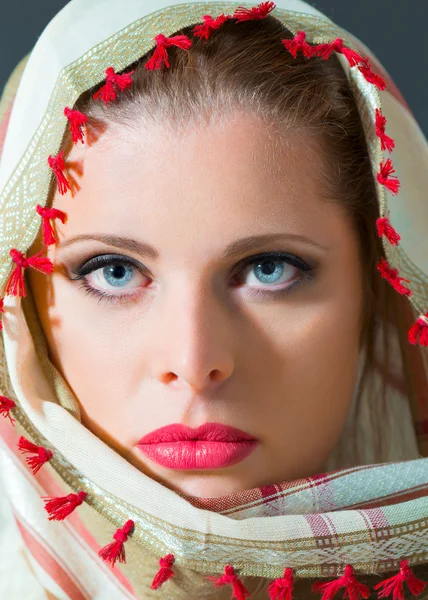 Close up portrait of beautiful  woman  with blue  eyes wearing sc — Stock Photo, Image