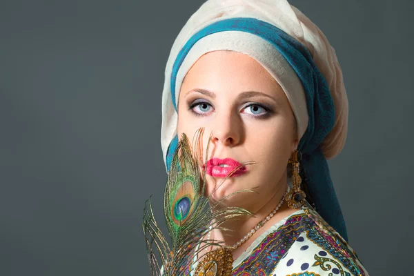 Zblízka portrét krásné ženy nosí turban — Stock fotografie