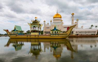 Sultan Ömer ali Seyfeddin Camii: brunei