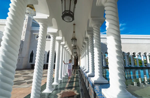 Mulher caminhando na Mesquita do Sultão Omar Ali Saifuddin em Brunei — Fotografia de Stock