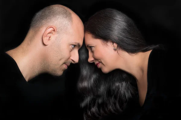 Couple in love looking to each other in profile — Stock Photo, Image