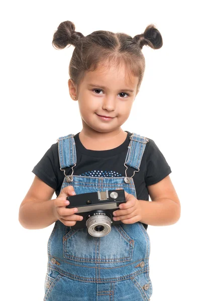 Niña con cámara vintage posando en studio.Isolated —  Fotos de Stock