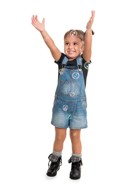 Menina bonito brincando com bolhas. isolado — Fotografia de Stock