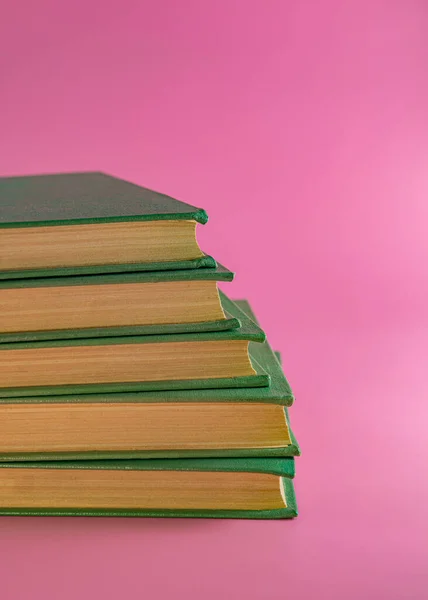 Pila Cinque Libri Copertine Verdi Trova Uno Sfondo Rosa Design — Foto Stock
