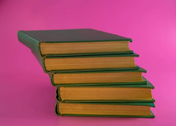 Stapel Van Vijf Boeken Groene Omslagen Ligt Een Roze Achtergrond — Stockfoto