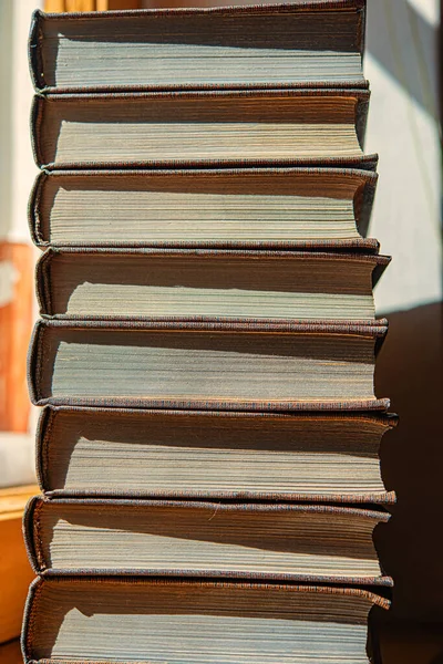 Stapel Boeken Achtergrond Van Muur Bibliotheek Verlicht Door Zonlicht Vintage — Stockfoto