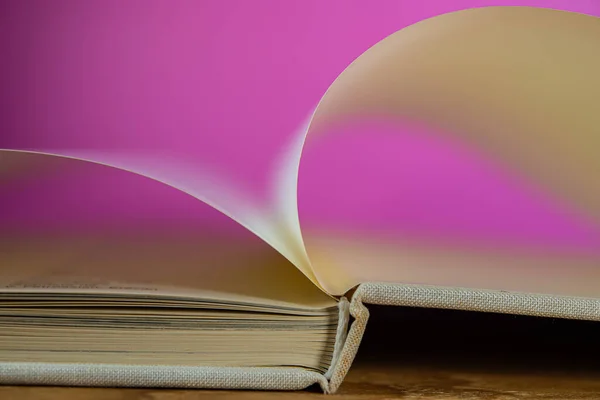 ピンクの背景に開いた本の湾曲したページ デザインの背景 Webバナー — ストック写真