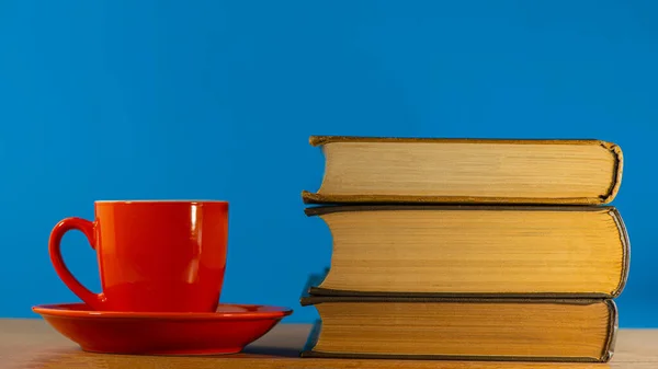 Rote Tasse Mit Kaffee Und Drei Alten Büchern Liegen Auf lizenzfreie Stockfotos