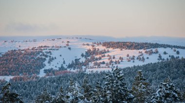 Akşamları dağlarda karlı bir manzara. Kış mevsimi. Kırım. Ukrayna. Web pankartı.